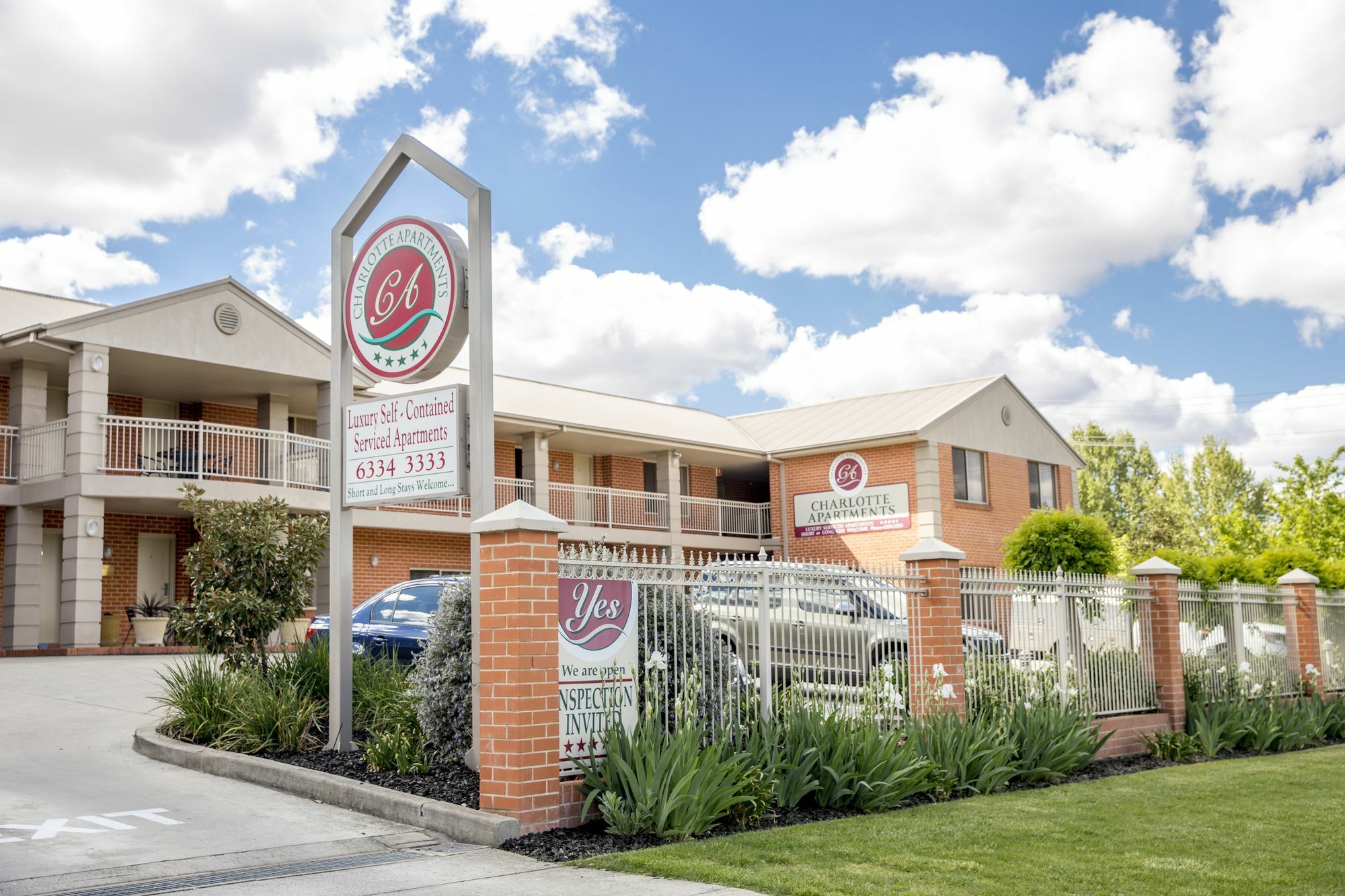 Charlotte Apartments 배서스트 외부 사진
